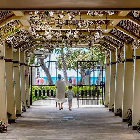 Aston Waikiki Beach Tower Honolulu Exterior foto The entrance to the Moana Surfrider