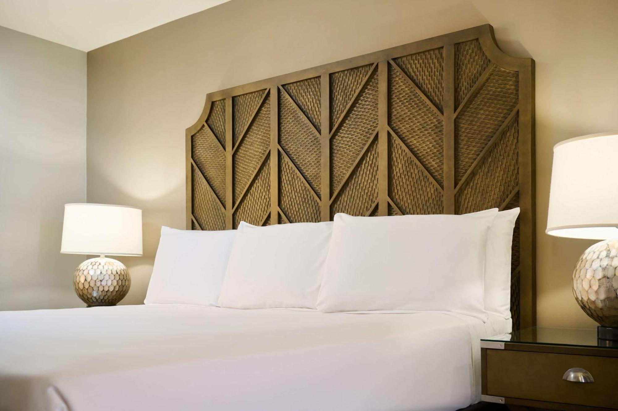 Aston Waikiki Beach Tower Honolulu Exterior foto A bed with a headboard