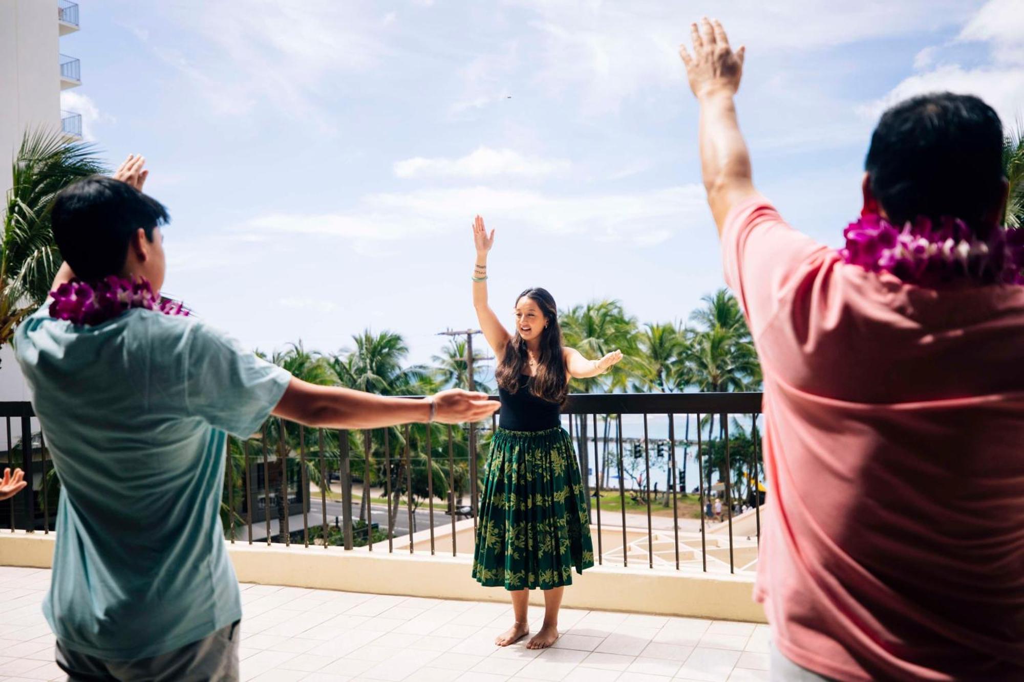 Aston Waikiki Beach Tower Honolulu Exterior foto Hula dancers at the Hilton Waikiki