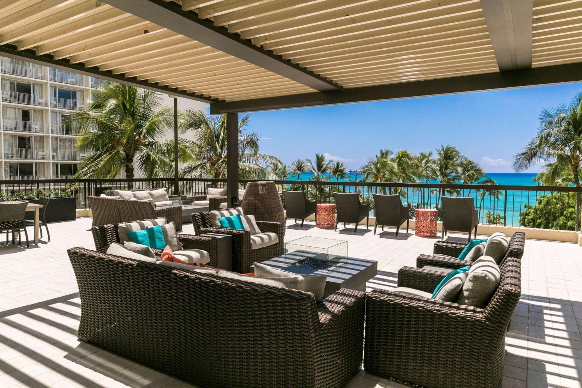 Aston Waikiki Beach Tower Honolulu Exterior foto The Beach Club at The Fontainebleau