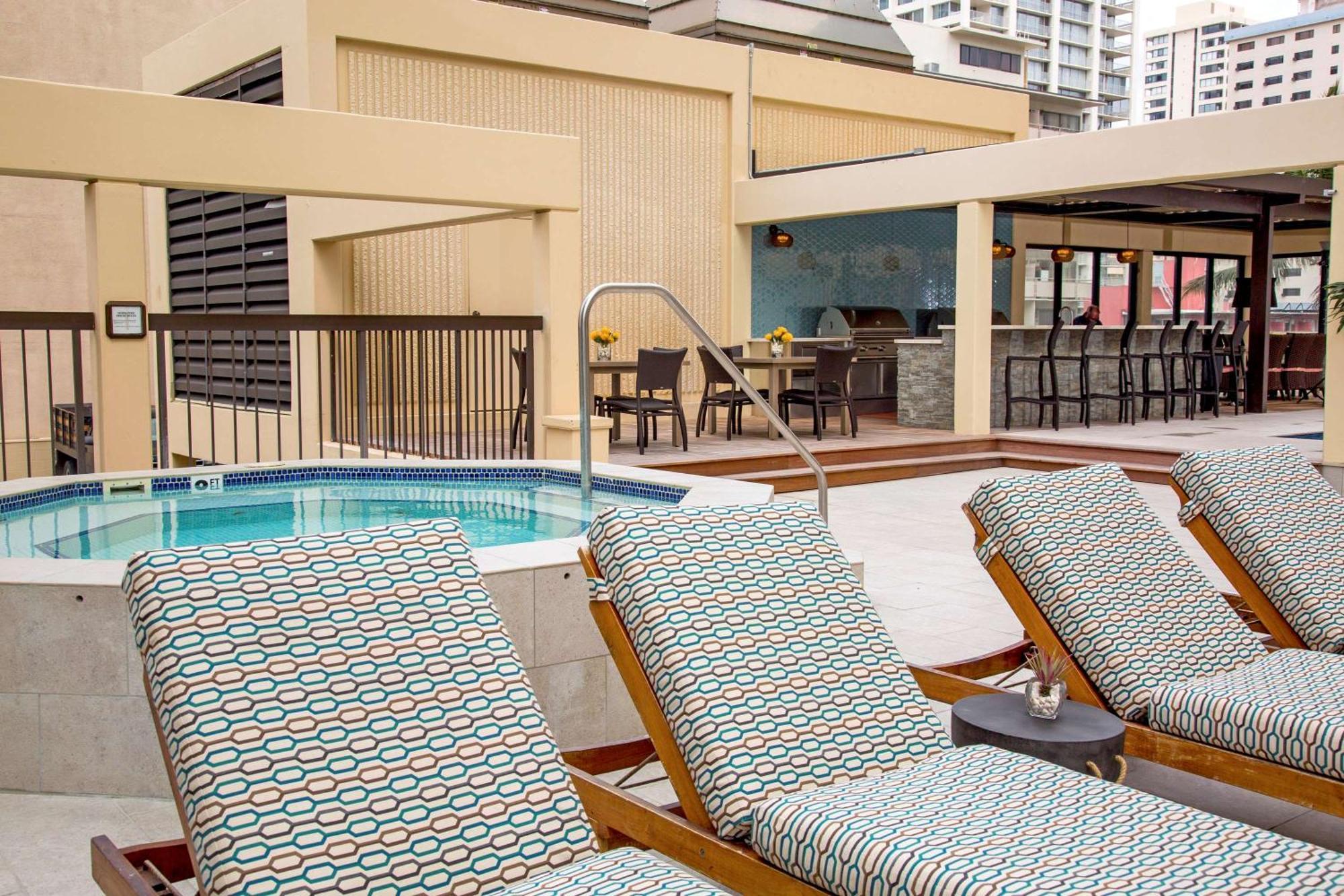 Aston Waikiki Beach Tower Honolulu Exterior foto The rooftop pool at the Hilton San Francisco