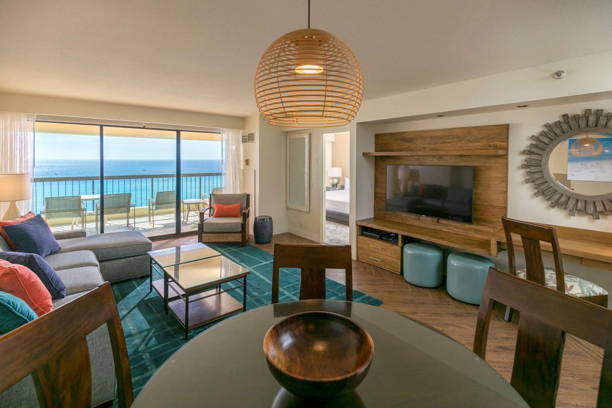 Aston Waikiki Beach Tower Honolulu Exterior foto A living room at the Hilton Waikoloa Village
