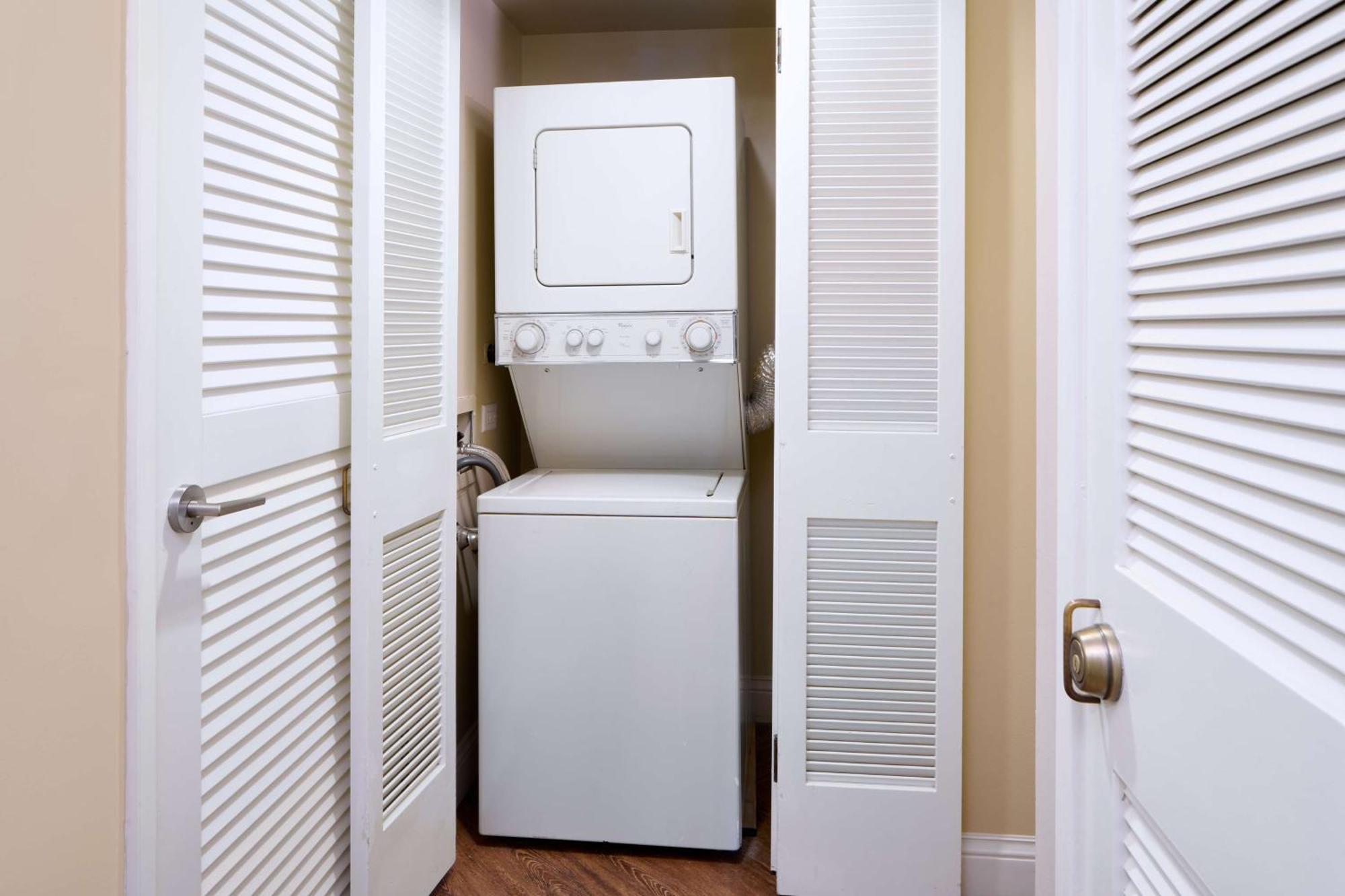 Aston Waikiki Beach Tower Honolulu Exterior foto A stackable washer and dryer