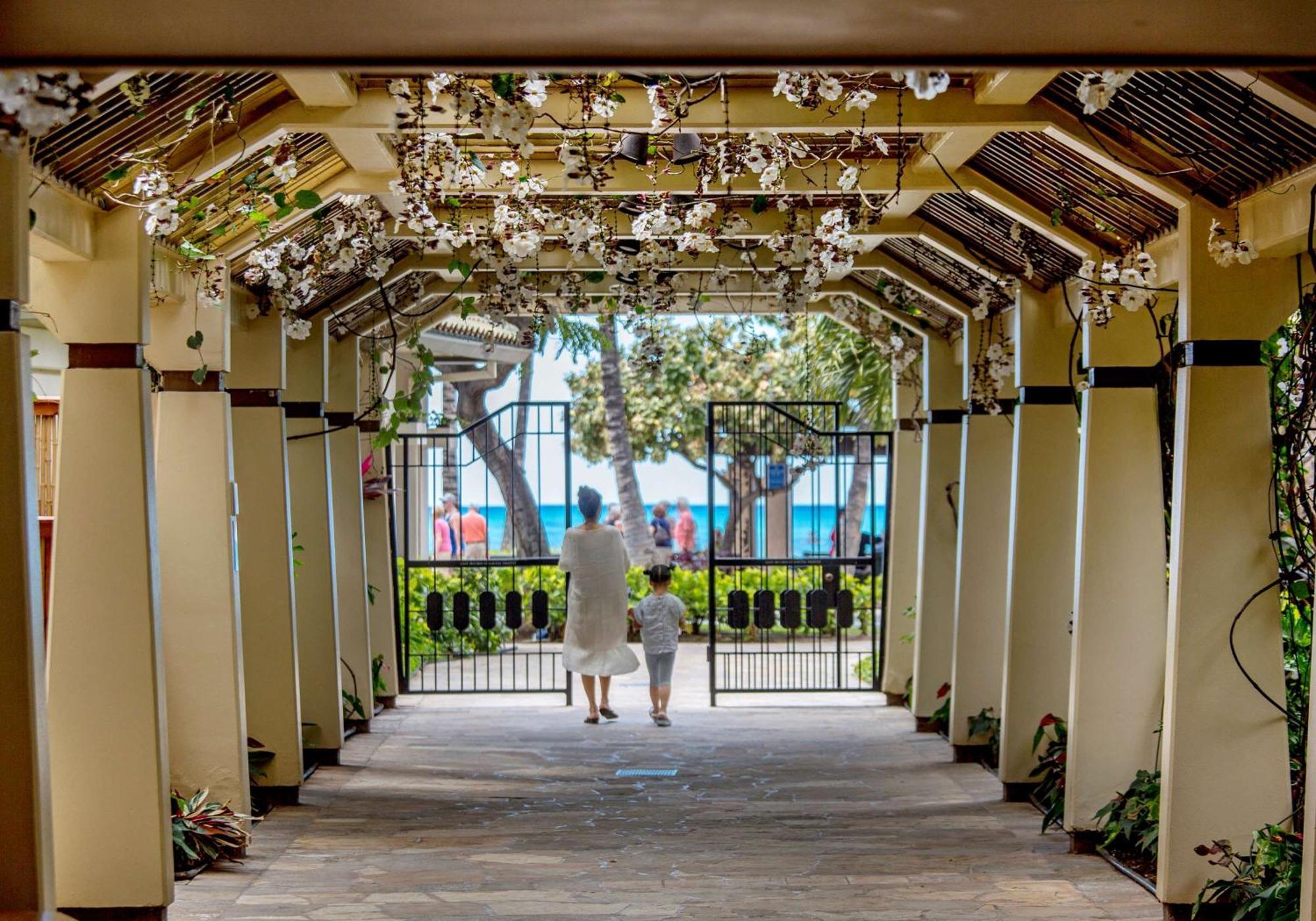 Aston Waikiki Beach Tower Honolulu Exterior foto The entrance to the Moana Surfrider