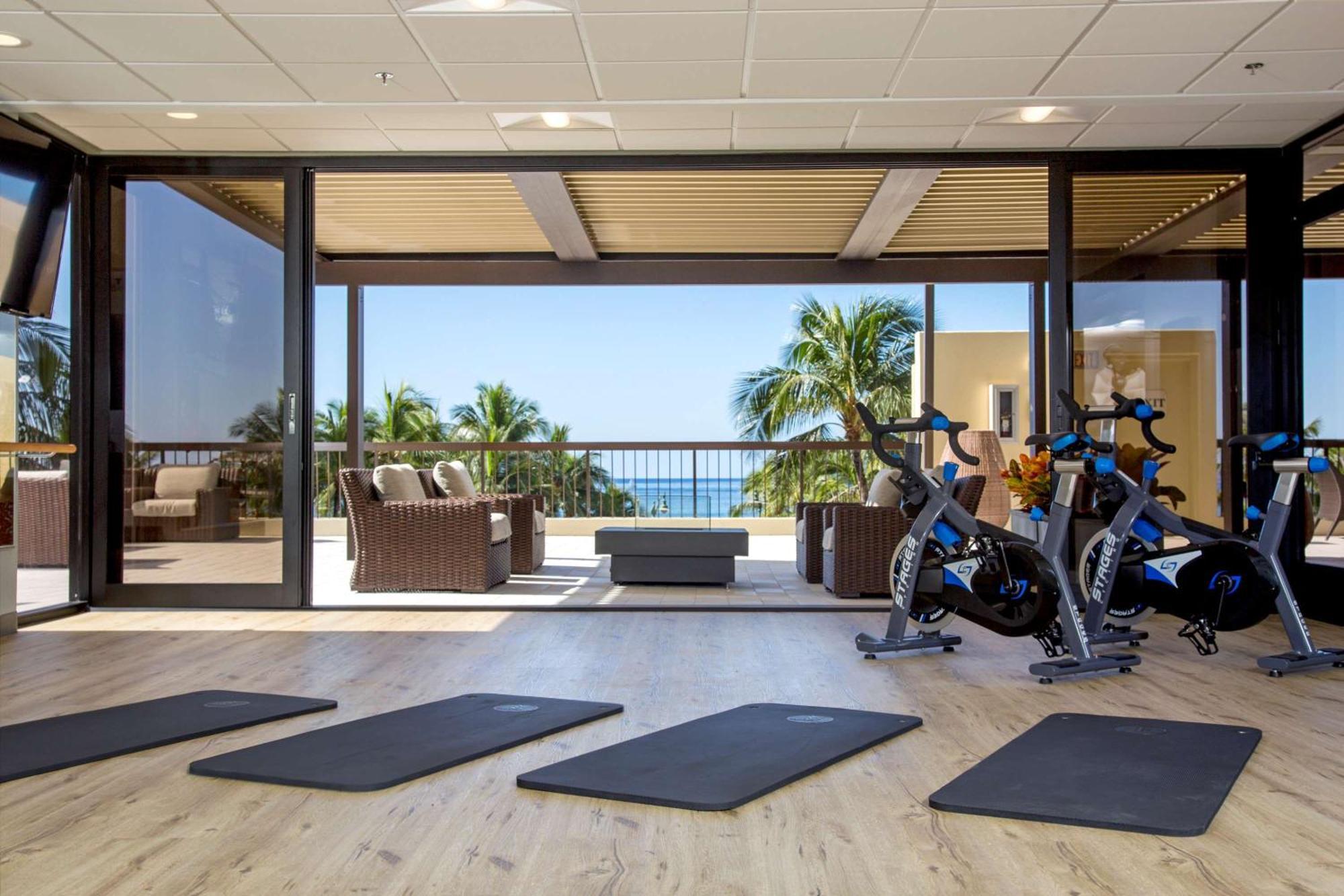 Aston Waikiki Beach Tower Honolulu Exterior foto The gym at the Four Seasons Resort