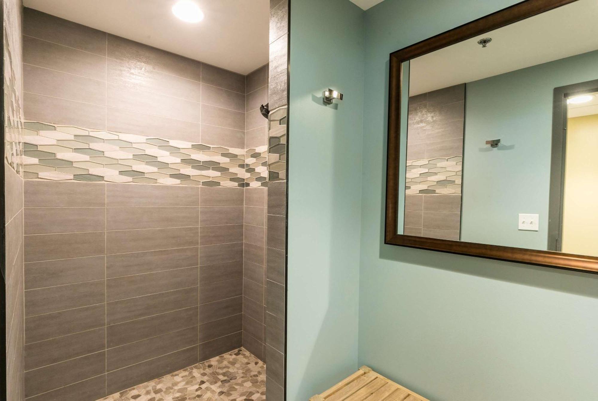 Aston Waikiki Beach Tower Honolulu Exterior foto A walk-in shower