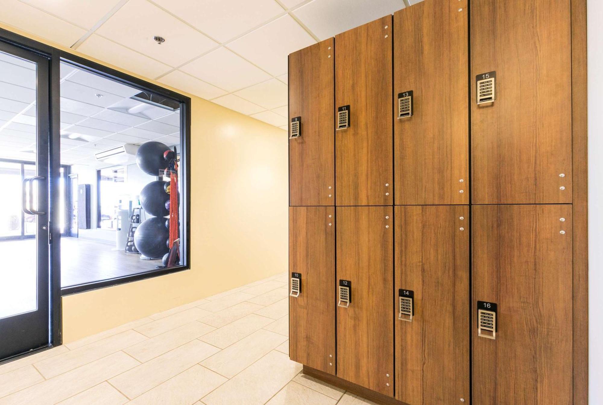 Aston Waikiki Beach Tower Honolulu Exterior foto Wood lockers