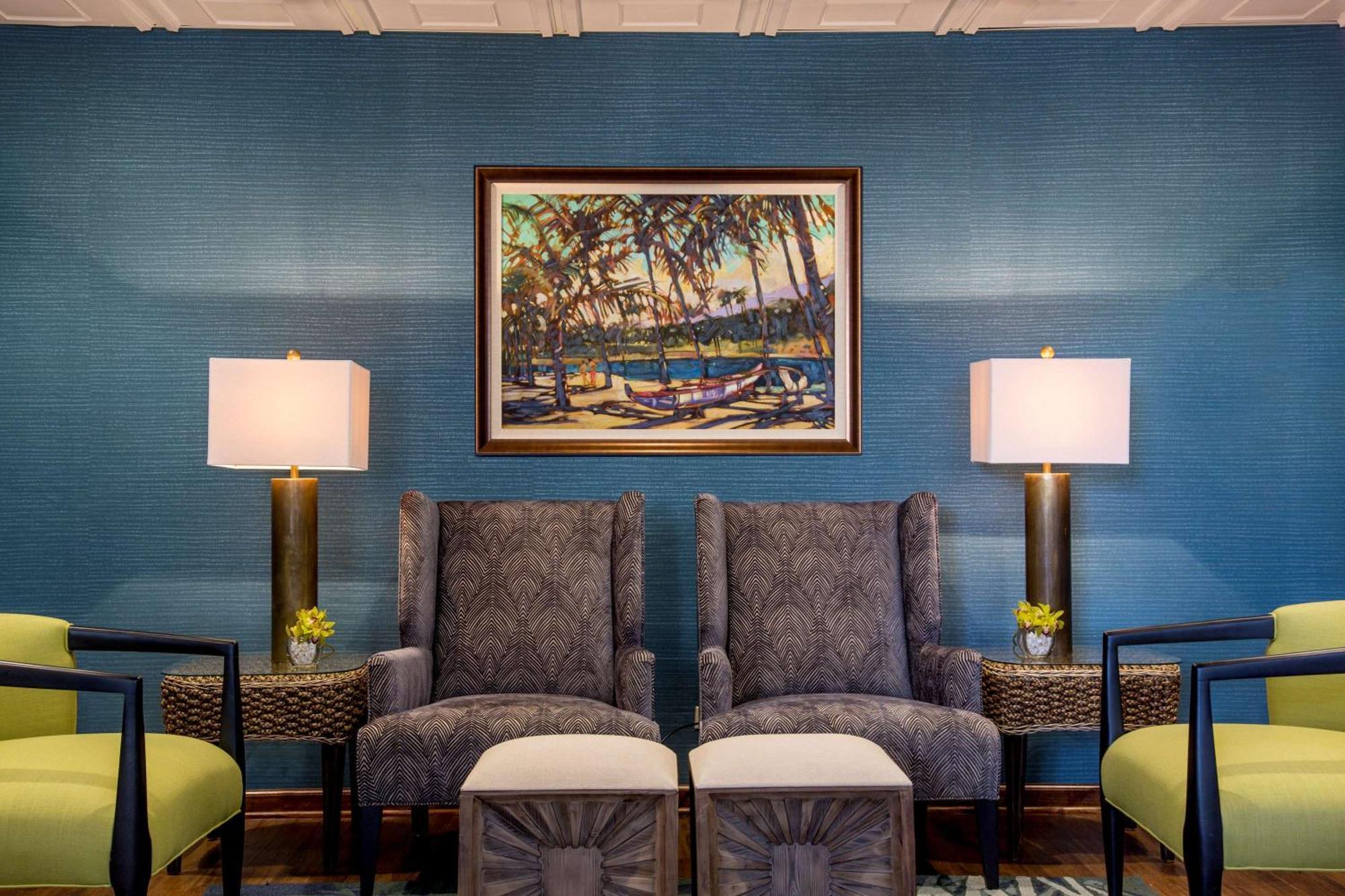 Aston Waikiki Beach Tower Honolulu Exterior foto The interior of the lobby at the Inn at Palmetto Cove