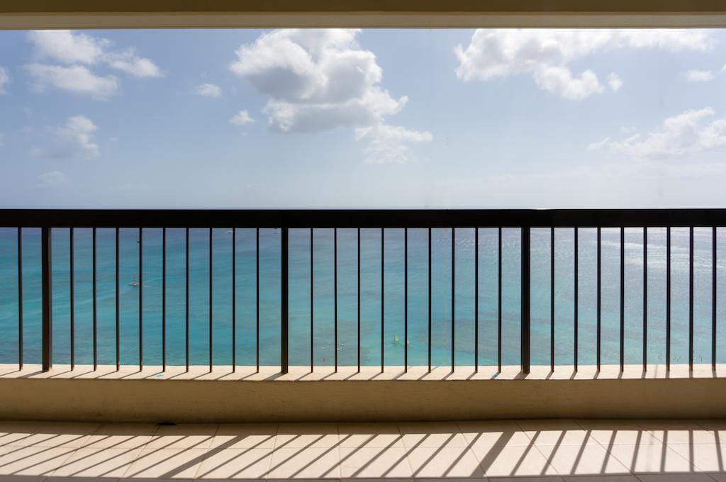 Aston Waikiki Beach Tower Honolulu Exterior foto A balcony